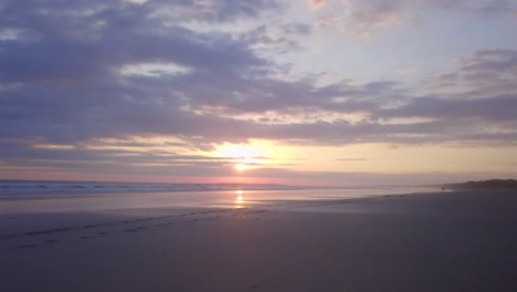 Kamerafahrt-Von-Schritten-Im-Sand-Am-Strand-Von-Costa-Rica-Bei-Wunderschönem-Sonnenuntergang