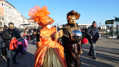 Deslumbrantes-Disfraces-De-Mago-Brillantes-En-El-Carnaval-De-Venecia