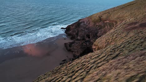 Luftaufnahme:-Langsamer-Dolly-In-Richtung-Strand-über-Küstenklippen,-Blaue-Poolbucht,-4k-Drohne