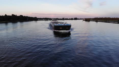 Flüssiges-Frachtschiff,-Das-Vor-Dem-Wunderschönen-Sonnenuntergangshimmel-In-Den-Niederlanden-Segelt