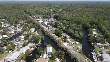 Weeki-Wachee,-Florida-Luftaufnahme,-Die-Vom-Fluss-Nach-Osten-Fliegt