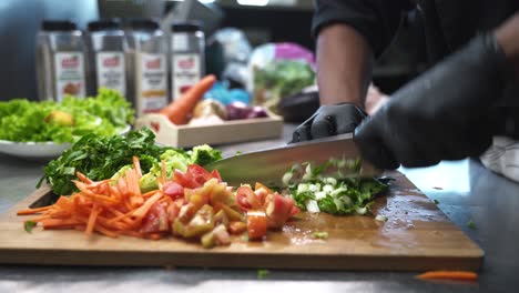 Chef-Cortando-Una-Variedad-De-Verduras-Preparándose-Para-La-Comida