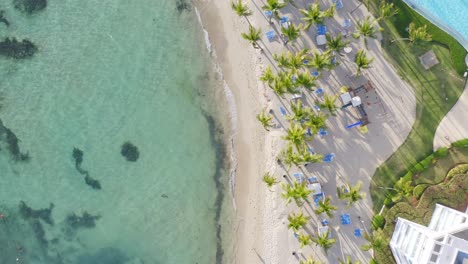 Draufsicht-Auf-Marbella-Juan-Dolio-Mit-Luxusunterkünften-Und-Außenpool-In-Playa-Hemingway,-Dominikanische-Republik