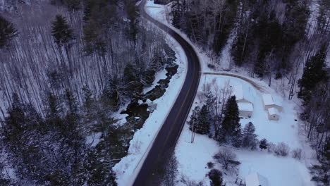 Kleine-Kurvenreiche-Straße-In-Den-Verschneiten-Bergen-Von-Vermont-Bei-Sonnenuntergang