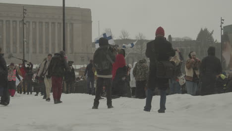 Reporter-Filmten-Eine-Große-Gruppe-Von-Demonstranten-An-Einem-Kalten-Wintertag-In-Finnland