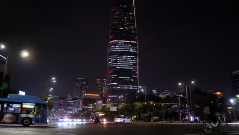 Koreaner-Mit-Schutzmasken-überqueren-Nachts-Die-Straße-In-Der-Nähe-Des-Jamsil-Lotte-World-Tower,-Seoul,-Südkorea