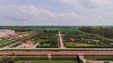 Breathtaking-ornamental-garden-at-Rundāle-Palace,-Latvia