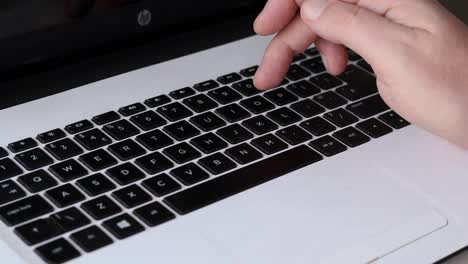 Tippen-Auf-Einer-Laptop-Tastatur