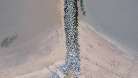 Luftaufnahme:-Übergang-Von-Oben-Nach-Unten-Von-Der-Grasbedeckten-Sanddüne-Zum-Gezeitenschutz,-Llanelli,-4k-Drohne