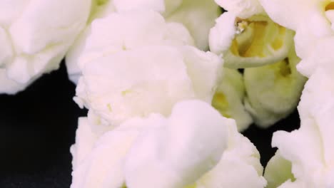 Nahaufnahme-Von-Rotierendem-Popcorn,-4K-Makroaufnahme
