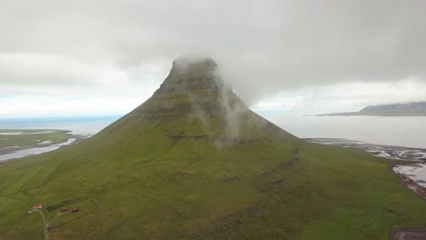 Kirkjufell-mountain-shrouded-in-clouds,-Iceland