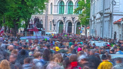 Miles-De-Ciudadanos-Letones-Protestando-Contra-Las-Restricciones-Covid-19-Impuestas-Por-El-Gobierno