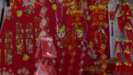 Chinesische-Neujahrsdekorationen,-Die-Im-Geschäft-In-Chinatown,-Singapur,-Verkauft-Werden