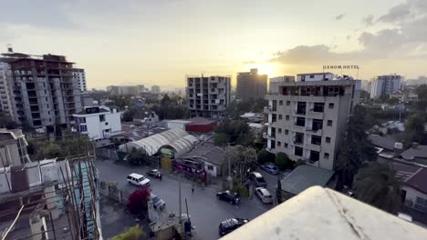 Sonnenuntergang-Mit-Skyline-Und-Gebäuden-Im-Vordergrund-In-Addis-Abeba