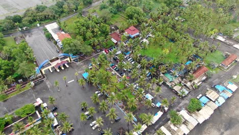 Parkplatz-Des-Restaurants-Im-Dorf-Suwuk-Im-Bezirk-Kebumen,-Indonesien