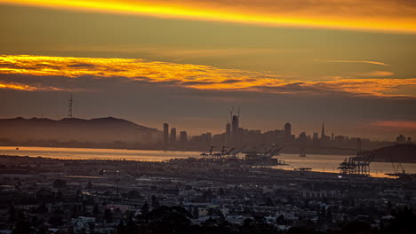 Blick-Auf-Den-Hafen-Von-San-Francisco,-Kalifornien,-Vereinigte-Staaten-Mit-Wolkenkratzern-Im-Hintergrund