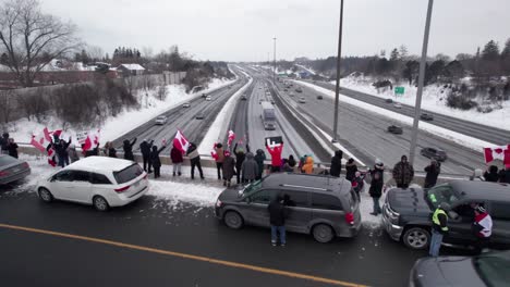 Demonstranten-Der-Freiheitskundgebung-Stehen-Am-Rand-Einer-Stark-Befahrenen-Autobahnbrücke