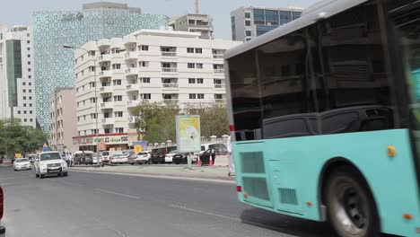 Es-Gibt-Busse,-Die-Auf-Mehreren-Strecken-Rund-Um-Doha-Verkehren-Und-Es-Mit-Anderen-Teilen-Katars-Verbinden
