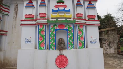 Aufnahme-Eines-Kleinen,-Architektonisch-Und-Farbenfroh-Gestalteten-Tempels-Mit-Einer-Kleinen-Statue-Der-Göttin,-Die-Die-Menschen-Auf-Der-Tempelseite-In-Sri-Lanka-Anbeten-Können