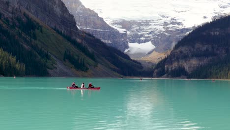 Piragüismo-Tranquilamente-De-Izquierda-A-Derecha-En-Lake-Louise,-Banff,-Alberta,-Canadá