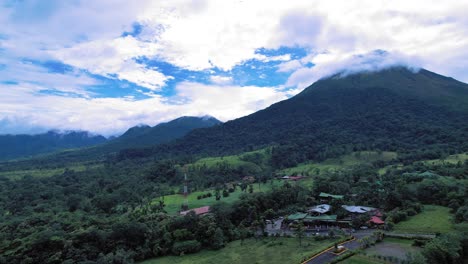 Luftdrohnenbilder-Vom-Vulkan-Arenal-In-La-Fortuna,-Alajuela,-Costa-Rica