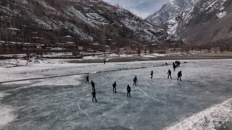Silhouette-Von-Eishockeyspielern-Auf-Dem-Zugefrorenen-Khalti-See-Im-Ghizer-Tal