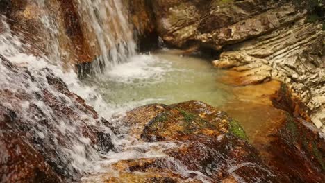 Entspannender-Wasserfall-Im-Orangefarbenen-Felsen,-Nahaufnahme,-60-Fps