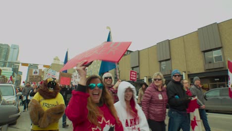 Menschenmenge,-Die-An-Calgary-Vorbeikommt,-Protestiert-In-Zeitlupe,-5.-Februar-2022