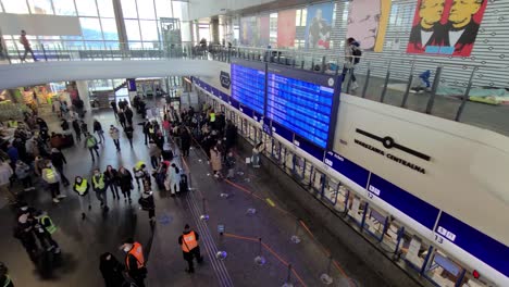 Überfüllter-Warschauer-Hauptbahnhof,-Ukrainische-Flüchtlingsunterkunft,-Panoramablick-Vom-Zweiten-Stock