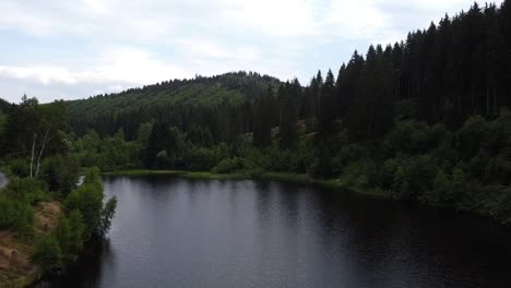 Bergsee-Mit-Türkisfarbenem-Wasser-Und-Grünen-Bäumen