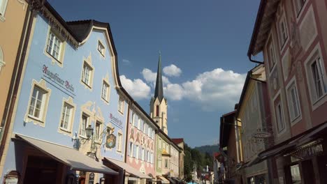 Street-view-of-traditional-historical-bavarian-buildings-in-the-Ludwigstraße-of-Partenkirchen-in-Bavaria