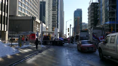Lastwagen-Und-Demonstranten-Blockieren-Die-Straßenkreuzung-Während-Der-Anti-Impfstoff-Konvoi-Proteste-Mit-Dem-Titel-„Freedom-Convoy“-In-Ottawa,-Ontario,-Kanada-Am-30.-Januar-2022