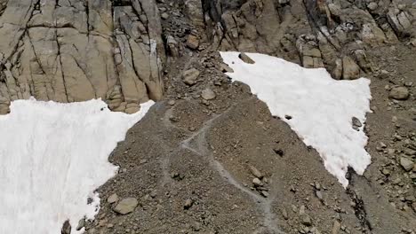 Drohnen-Fliegen-über-Einen-Gletschersee-Und-über-Felsen-Und-Eis-–-Ordesa-Tucarroya