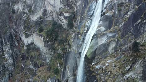 Atemberaubende-Drohnenaufnahmen-Eines-Wunderschönen-Wasserfalls-In-Den-Schweizer-Felsen