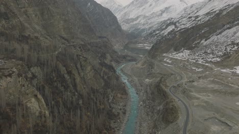 Antenne-über-Türkisfarbenem-Flusswasser-Im-Hunza-Tal