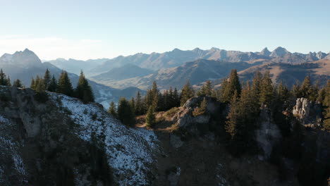 Ausleger-Hinunter-Vom-Berggipfel-Mit-Bäumen-Und-Großen-Bergen-Im-Hintergrund