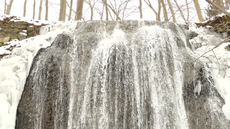 Waterfall-in-winter-at-Niagara-Escarpment-in-Canada,-Close-static-shot