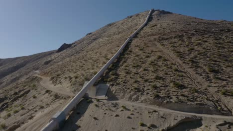Luftaufnahme-Der-Kalifornischen-Aquäduktpipeline,-Die-Sich-Bergauf-Bewegt