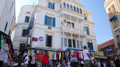 Gente-Caminando-En-La-Place-De-La-Victoire-Con-Vista-Exterior-De-Un-Restaurante-En-Túnez,-Túnez