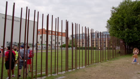 Neben-Touristen-Im-Bereich-Der-Ehemaligen-Berliner-Mauer-Spazieren-Gehen,-Der-Eine-Gedenkstätte-Ist