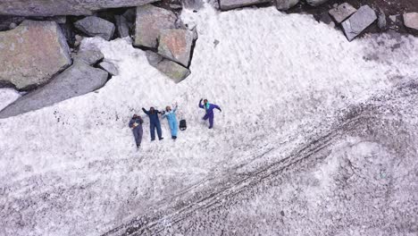 Aerial-shot-of-people-lying-down-above-the-snow-and-the-weather-of-Manali