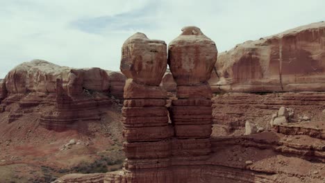 Navajo-Zwillinge-Stehen-Felsformationen-Auf-Roten-Sandsteinklippen-Von-Bluff,-Utah-–-Luftumlaufbahn