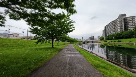 4K-Aufnahme-Von-Grünen-Bäumen-Und-Fluss-Am-Kasai-Rinkai-Park-In-Der-Stadt-Tokio,-Japan