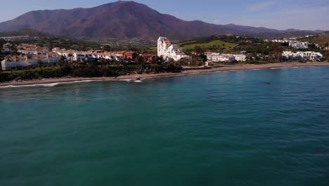 Panorama-Junto-A-La-Playa-Con-Hoteles-De-Vacaciones-Y-Casas-Adosadas-En-Estepona-En-La-Costa-Del-Sol,-Sur-De-España