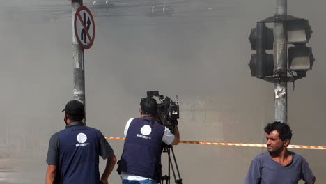 Record-TV-brazilian-media-cameraman-filming-city-blaze-in-Sao-Paulo,-on-Tereza-Cristina-avenue,-Ipiranga-district