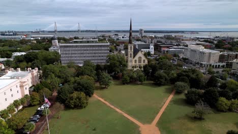 Luftaufnahme-über-Marion-Square-In-Charleston,-South-Carolina,-Nähert-Sich-Der-Baptistenkirche-Am-Citadel-Square