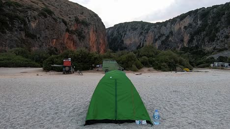 Ein-Blick-Auf-Ein-Zelt,-Das-über-Nacht-Am-Wunderschönen-Strand-Zwischen-Anderen-Campingwagen-Steht
