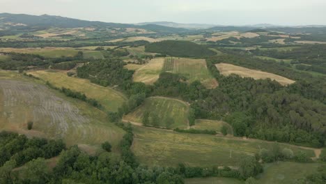 Aerial-images-of-Tuscany-in-Italy-cultivated-fields-summer,-european-agriculture