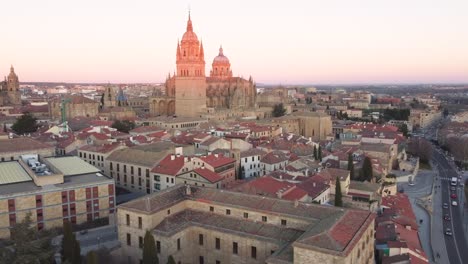 Vista-De-Drones-De-La-Ciudad-Española-De-Salamanca-Bajo-La-Hermosa-Luz-Del-Sol-Naranja