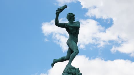Bronzestatue-Des-Brabo-Denkmals-Vor-Blauem-Himmel-Mit-Wolken-In-Antwerpen,-Belgien